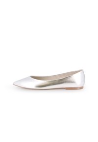 Bailarina metálica plateada con punta afilada, textura suave y un diseño minimalista. Presenta una suela plana de color marrón claro.