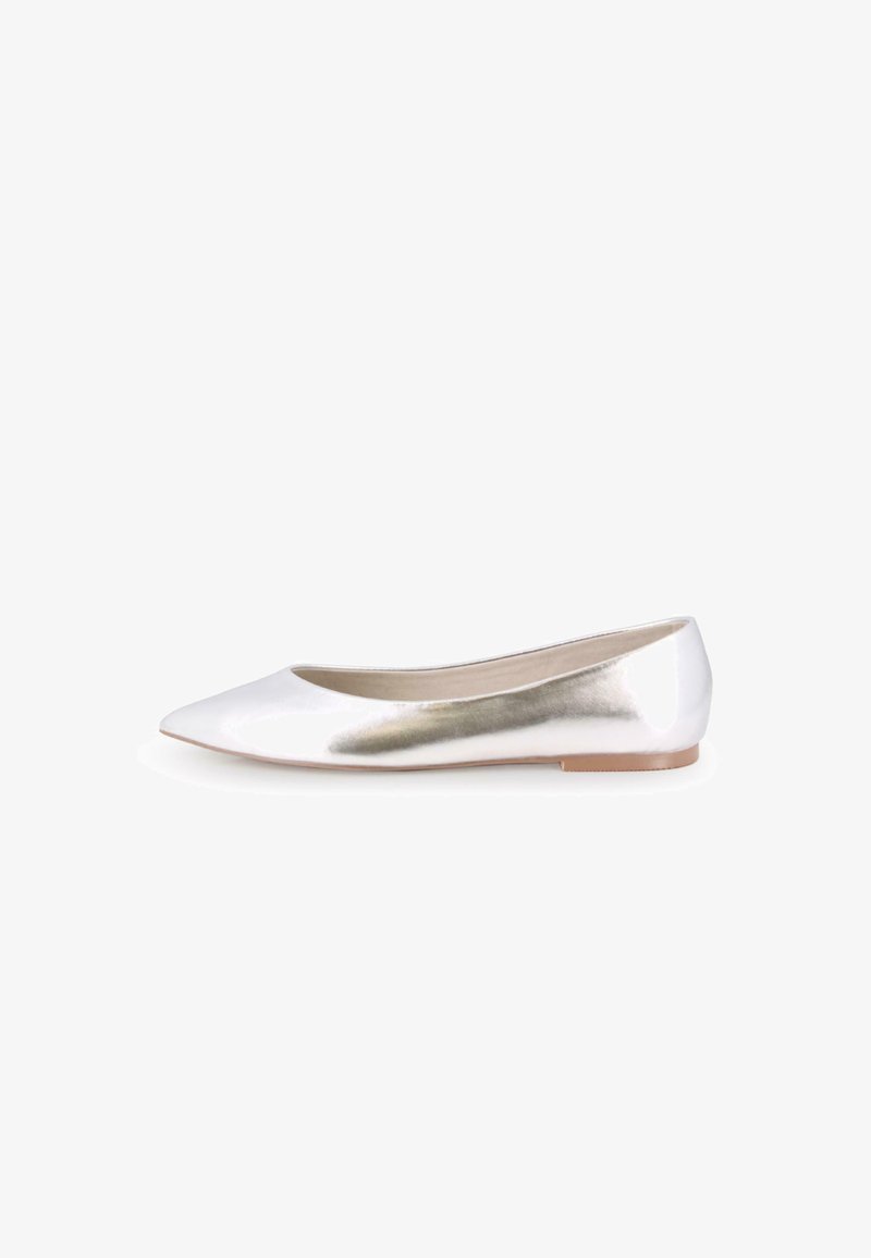 Bailarina metálica plateada con punta afilada, textura suave y un diseño minimalista. Presenta una suela plana de color marrón claro.