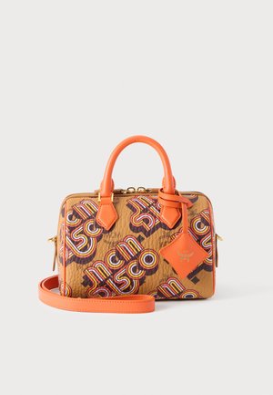 Pequeño bolso de cuero marrón con asas y correa naranjas, decorado con un estampado de texto colorido "disco" y etiqueta naranja.