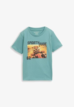 Maglietta per bambini azzurro chiaro con un ghepardo dei cartoni animati che guida un go-kart, testo "SPORTY DUDE" e numero "62" sul davanti.