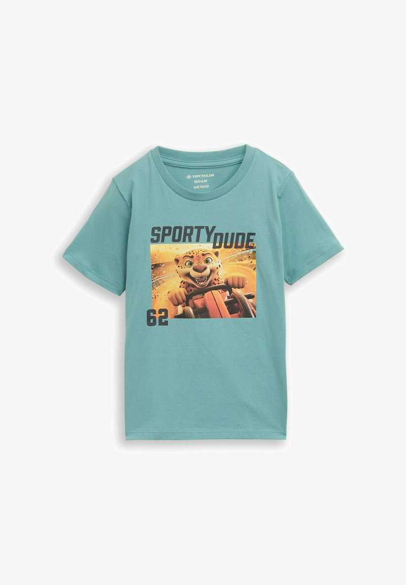 T-shirt bleu clair pour enfants avec un guépard dessin animé conduisant un kart, texte "SPORTY DUDE" et numéro "62" sur le devant.