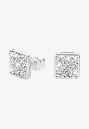 Boucles d'oreilles en forme de carré en métal argenté, ornées d'une grille de pierres précieuses transparentes en sertissage pavé, reflétant la lumière avec une finition brillante.