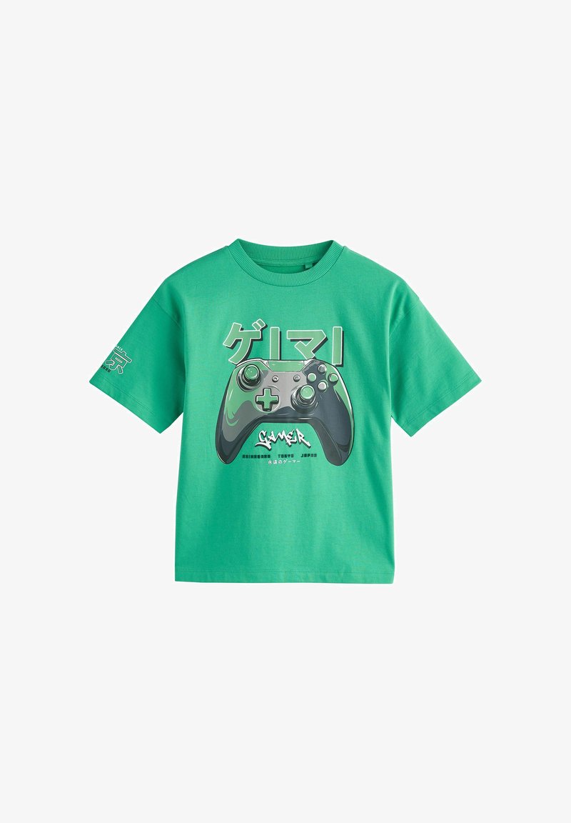T-shirt vert avec un grand visuel de manette de jeu et un texte japonais centré sur le devant, avec un texte supplémentaire sur la manche gauche.