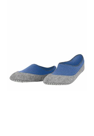 Graue und blaue Slipper zum Hineinschlüpfen mit einer strukturierten Oberseite, glattem Stoff und gummierter Unterseite mit kleinen erhabenen Punkten für besseren Halt.