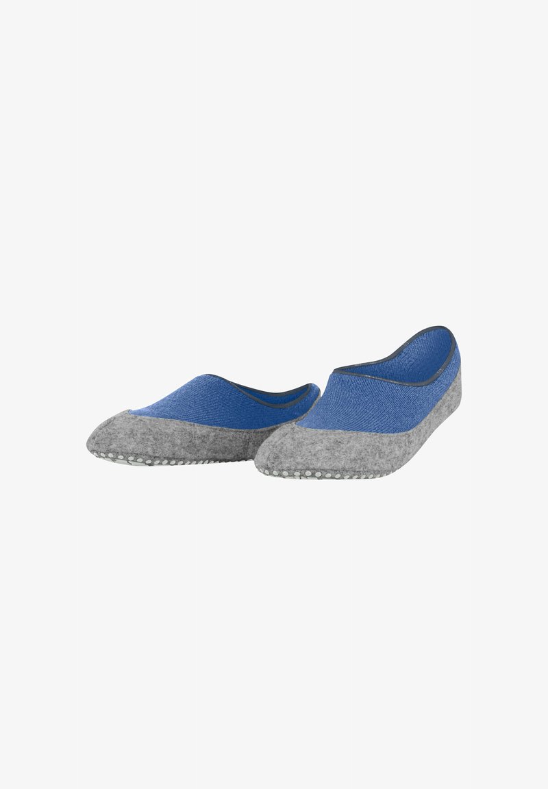 Pantofole slip-on grigie e blu con una parte superiore testurizzata, tessuto liscio e fondo gommato con piccoli puntini rialzati per una migliore presa.