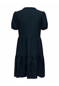 Dunkelblaues, gestuftes Kleid mit kurzen Puffärmeln und rundem Halsausschnitt, aus einem strukturierten Stoff mit dezenten Falten.