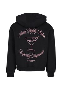 Felpa nera con cappuccio che presenta una grafica sulla schiena. Il testo in rosa recita "Agitato, Leggermente, Shaken" sopra un bicchiere di martini, con frasi aggiuntive sotto.
