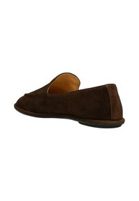 Mocassino in camoscio marrone scuro con punta arrotondata, tacco basso e fodera interna beige, mostrato da un'angolazione laterale posteriore.