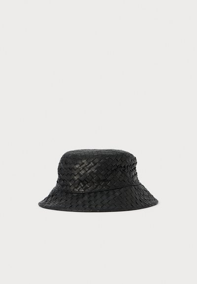 Zwarte geweven leren bucket hat met een zachte, lichtjes gestructureerde oppervlakte en een naar beneden hellende rand.