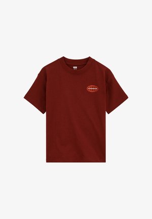 Tamnocrvena majica kratkih rukava s okruglim izrezom i malim narančastim logom globusa i tekstom na lijevoj strani prsa.