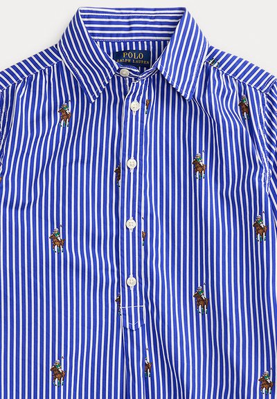 Cămașă cu dungi albastre și albe, cu motive brodate cu cal și călăreț, având un guler clasic și nasturi albi în față.