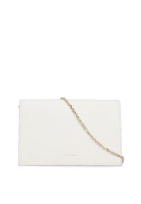 Bílá kožená crossbody taška s texturovaným povrchem, zlatým řetízkovým popruhem a embosovaným názvem značky na přední straně. Obdélníkový tvar, minimalistický design.