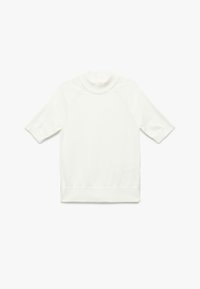 Hvid strikket sweater med høj hals, korte ærmer og ribbet kant. Har en glat tekstur og afslappet pasform.