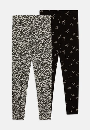 Dvi leggingų poros: vienos su juoda ir pilka leopardo raštu, kitos – vientisos juodos su baltais kaspinų raštais. Abidvi yra tamprios ir priglundančios.