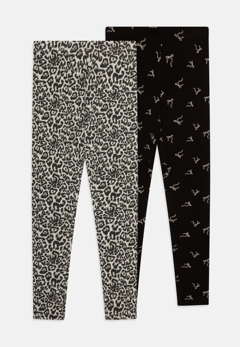 Deux paires de leggings : l'une avec un imprimé léopard noir et gris, l'autre unie noire avec des motifs de nœuds blancs. Les deux sont extensibles et ajustés.
