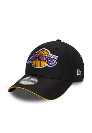 Cappellino da baseball nero in tessuto, con logo ricamato dei Los Angeles Lakers in viola e giallo sulla parte frontale e dettaglio giallo sulla visiera.