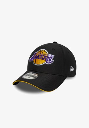 Cappellino da baseball nero in tessuto, con logo ricamato dei Los Angeles Lakers in viola e giallo sulla parte frontale e dettaglio giallo sulla visiera.