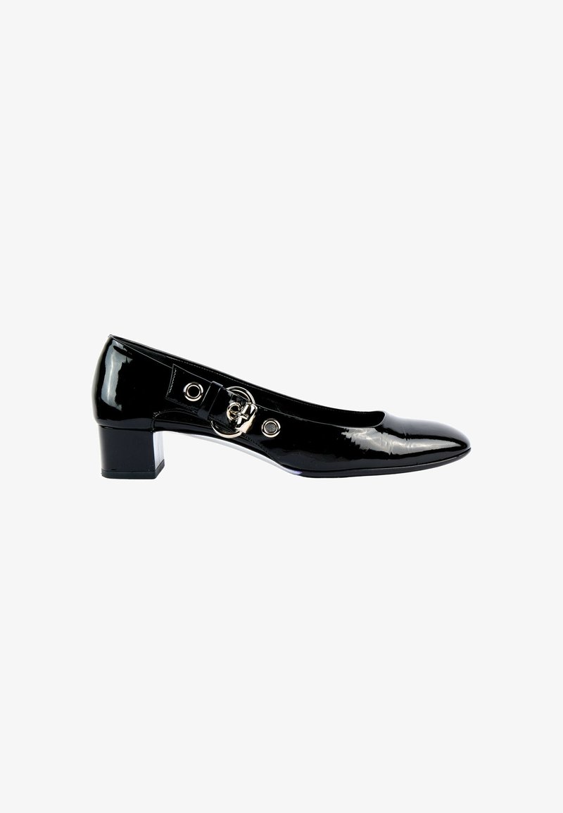 Chaussure noire en cuir verni à petit talon, bout pointu et bride décorative avec boucle argentée sur le côté, vue de profil.
