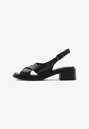 Schwarze Leder-Slingback-Sandalen mit einem strukturierten Riemen-Design, offener Zehenpartie und 3-Zoll-Blockabsatz, ausgestattet mit einem Schnallenverschluss am Knöchel.