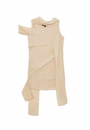 Beige asymmetrische mouwloze jurk met gelaagde stofdetails en een lange vloeiende panel aan één kant, plat gevouwen op een witte achtergrond.