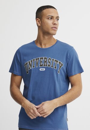 Blå bomulds t-shirt med korte ærmer, rund hals og grafisk tryk af "UNIVERSITY MMXX" i fed sort og hvid tekst.