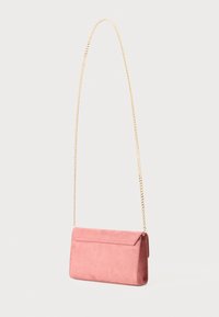 Borsa a mano in suede rosa con tracolla in catena dorata, forma rettangolare, superficie liscia e chiusura a pattina. Design minimalista, nessun motivo visibile.