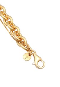 Bracciale in oro con maglie intrecciate, dotato di chiusura a moschettone e etichetta circolare contrassegnata "925". Texture liscia e finitura lucida.
