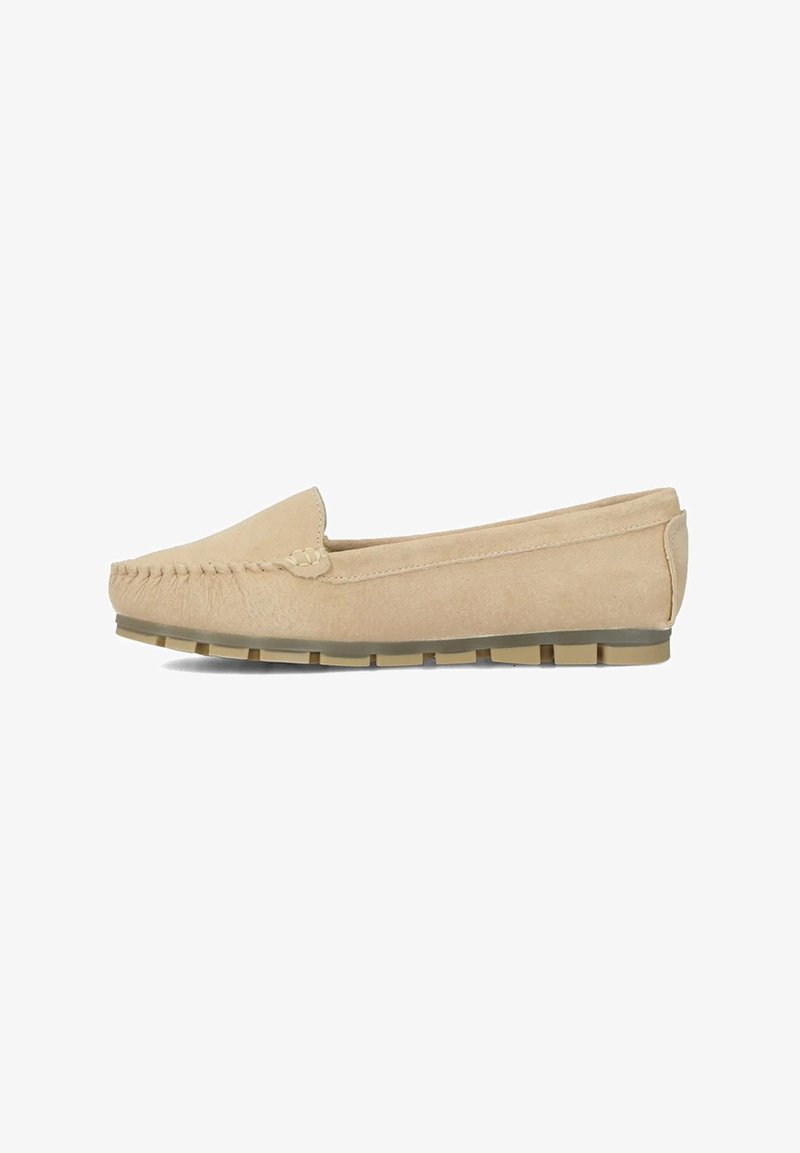 Beżowe zamszowe loafersy z przeszytym noskiem, o eleganckim designie, elastycznej gumowej podeszwie i niskim profilu. Idealne do codziennych stylizacji.
