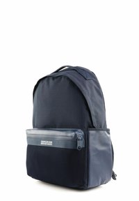 Sac à dos bleu marine avec un corps en tissu texturé, une poche avant lisse et brillante avec une fermeture éclair, et un panneau en maille pour la ventilation.