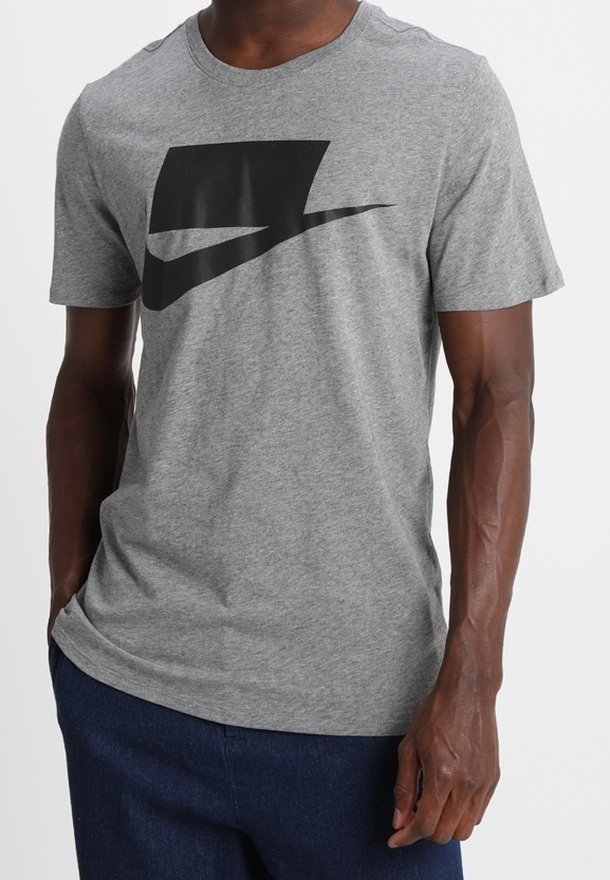 Šedé bavlněné tričko s černým grafickým motivem na přední straně, krátkými rukávy a kulatým výstřihem. Měkká textura a přiléhavý střih.