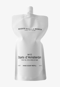 Pochette blanche pour recharge de savon liquide, dotée d'un bouchon à vis. Le texte inclut "Marie-Stella-Maris," "No.12," et les notes de parfum : thé vert, agrumes, sauge.
