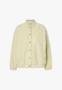 Chaqueta de forro polar amarilla clara con cuello alzado, cierre de botones a presión, bolsillos laterales y puños elásticos. Textura suave, ajuste oversized.