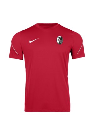 Czerwona sportowa koszulka z krótkim rękawem z logo Nike na prawej piersi oraz czarno-białym herbem SC Freiburg na lewej piersi.