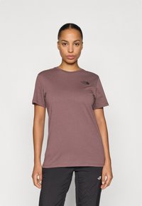Bordeauxkleurig crewneck t-shirt van gladde stof met korte mouwen, voorzien van een klein zwart logo op de linkerborst.