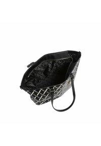 Borsa a spalla a righe in bianco e nero con manici in pelle, chiusura con zip e interno testurizzato. Presenta un'apertura superiore e un materiale esterno liscio.