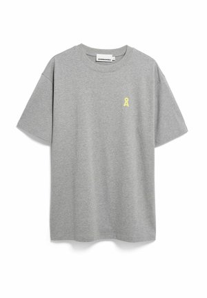 Graues Baumwoll-T-Shirt mit kurzen Ärmeln, mit einem kleinen gelben Schleifen-Logo auf der linken Brust. Weiche Textur, lockere Passform.