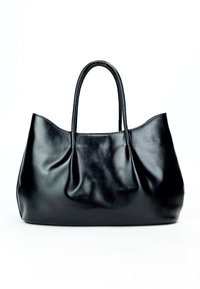 Borsa tote nera in pelle con due manici, caratterizzata da una texture liscia e un design plissettato sul davanti, parte superiore arrotondata e senza hardware visibile.