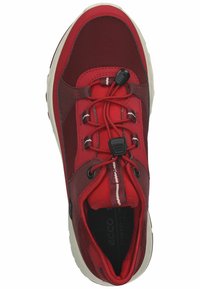 Sneaker rossa con tomaia in mesh e suede, lacci elastici, suola in gomma e dettagli grigi. Presenta un'etichetta sulla linguetta e il logo sulla soletta.