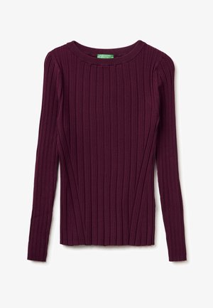 Langärmeliger, gerippter Strickpullover in dunklem Burgunderrot mit rundem Ausschnitt, flach auf weißem Hintergrund liegend.