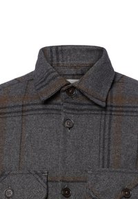 Camicia di flanella grigia con motivo a quadri che presenta accenti marroni e neri, chiusura con bottoni e due tasche frontali. Design con colletto standard.