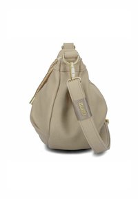Borsa a mano in pelle beige con forma arrotondata, hardware dorato e tracolla testurizzata con il logo del marchio. Include un dettaglio con zip sul lato.