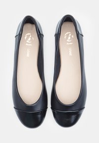 Ballerine in pelle nera con punta arrotondata, caratterizzate da una texture liscia e un cappuccio opaco a contrasto. Soletta imbottita visibile.