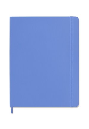 Blaues Notizbuch mit Hardcover, abgerundeten Ecken, elastischem Verschluss rechts und passendem Lesebändchen unten links.