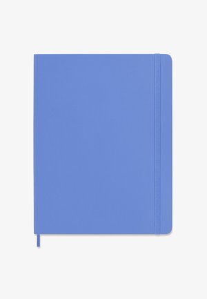 Quaderno blu con copertina rigida, angoli arrotondati, chiusura con fascia elastica a destra e segnalibro a nastro abbinato in basso a sinistra.