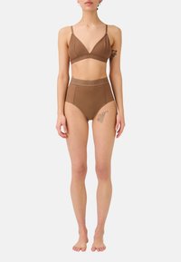Braunes Lingerieset bestehend aus einem Bralette mit dünnen Trägern und einem tiefen Ausschnitt, kombiniert mit hochgeschnittenen Panties. Glatte Textur, minimalistisches Design.