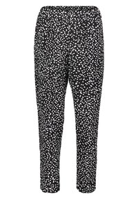 Czarne spodnie z białym plamkowanym wzorem, wykonane z miękkiego materiału, z elastycznym paskiem w talii i zwężanym krojem nogawek.