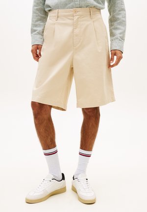 Tommy Jeans, OTIS REGULAR PLEATED TWILL SHORTS - Σορτς - white clay