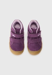 Sapatos de camurça roxos com duas tiras de Velcro, forro roxo claro e solas de borracha. Design compacto, adequado para jovens utilizadores.