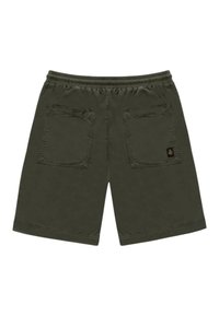 Pantaloni shorts verde oliva con vita elastica, due tasche posteriori e una piccola etichetta con logo sopra la tasca destra. Materiale liscio e leggero.
