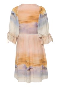 Robe à manches courtes présentant un imprimé paysage pastel, avec des teintes d'orange, de rose et de bleu. Fabriquée en matériau léger, au design fluide.